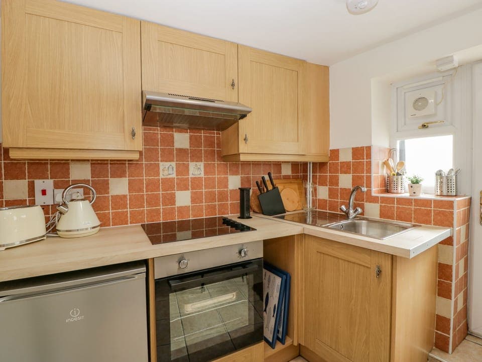Cottage | Private kitchen | Fridge, electric kettle, toaster, cookware/dishes/utensils