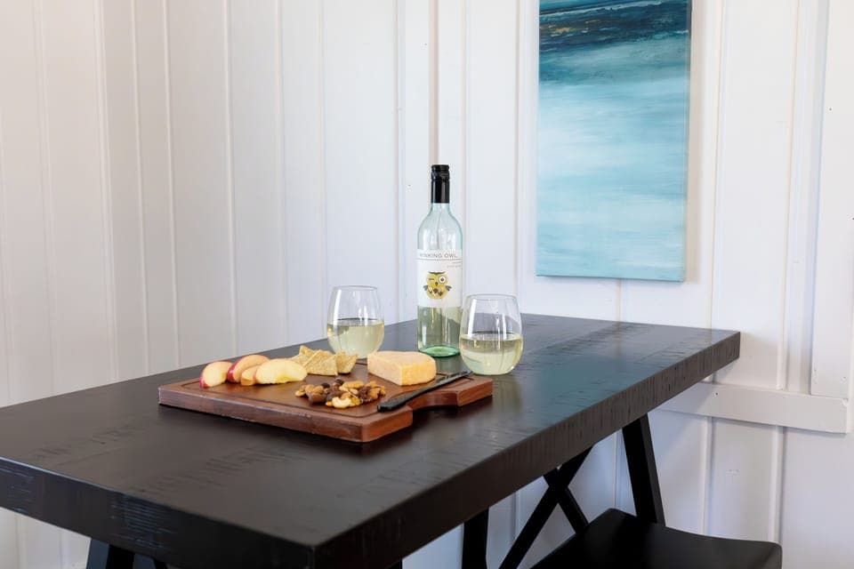 Premium Suite, 1 Bedroom | Dining room