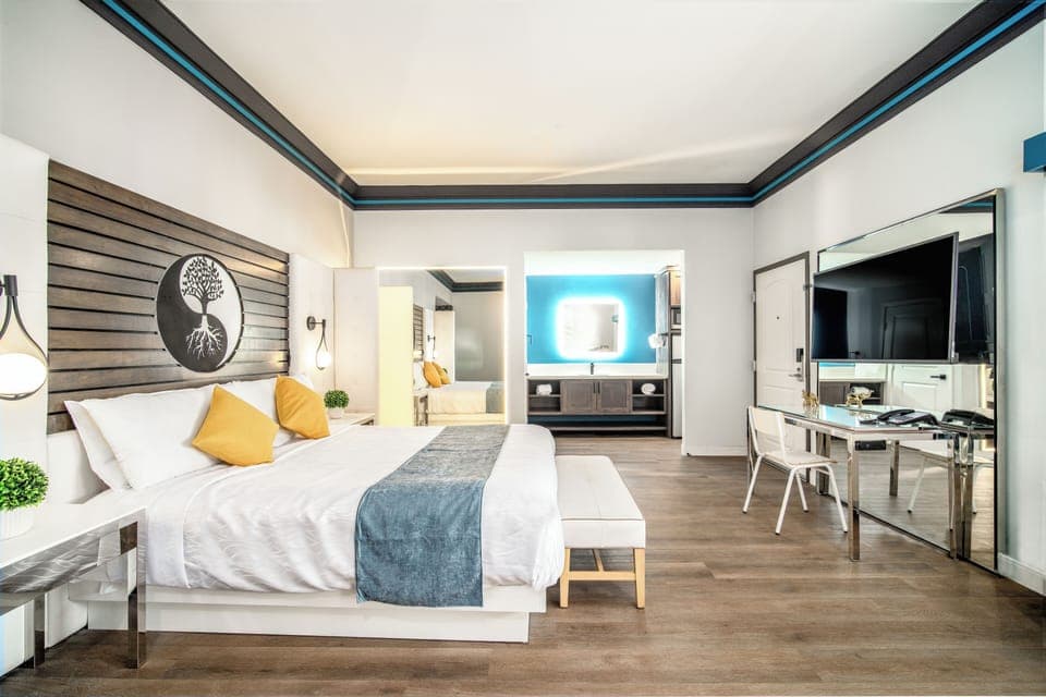 Royal Room, 1 King Bed, Jetted Tub | In-room safe, desk, blackout drapes, iron/ironing board