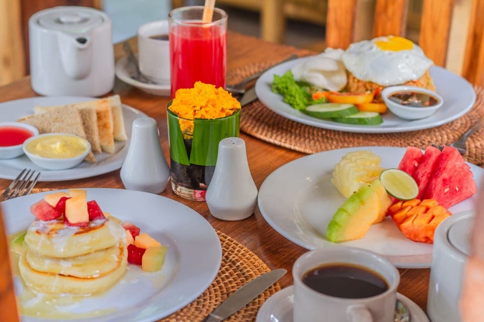 Daily continental breakfast (IDR 100000 per person)