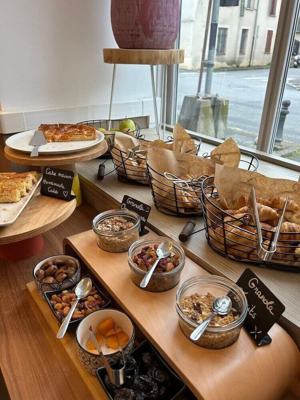 Daily continental breakfast (EUR 16 per person)