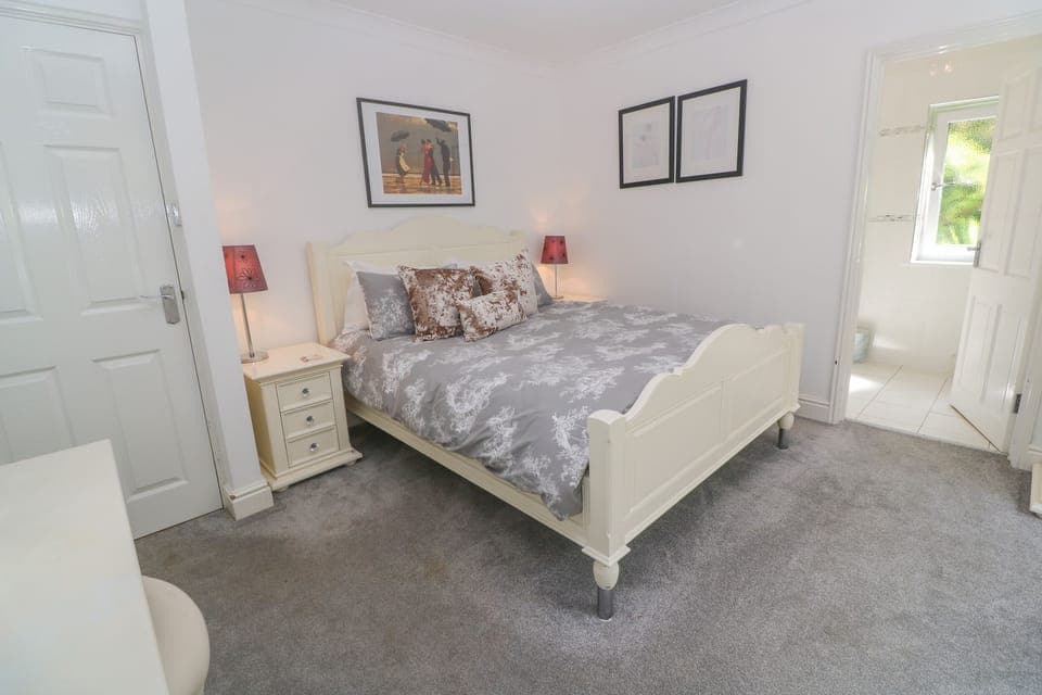 4 bedrooms, individually decorated, individually furnished