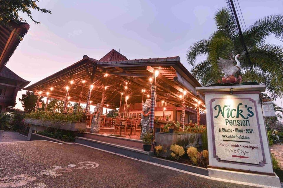 Breakfast, lunch, dinner served; pool views