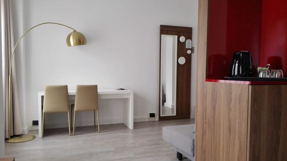 Junior Suite | In-room safe, desk, blackout drapes, iron/ironing board