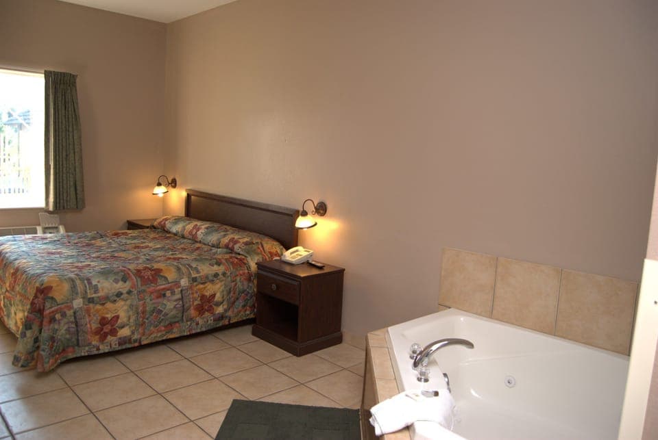 Deluxe Room, 1 King Bed, Jetted Tub | Jetted tub