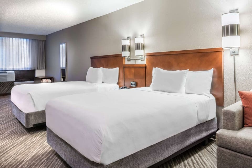 Premium bedding, in-room safe, desk, blackout drapes