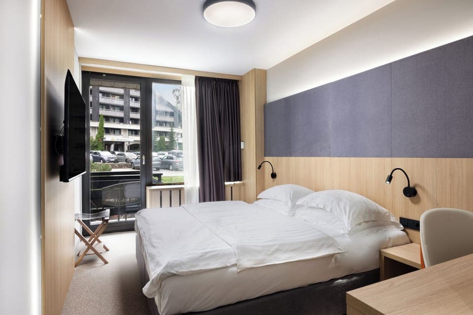 Hypo-allergenic bedding, minibar, in-room safe, desk