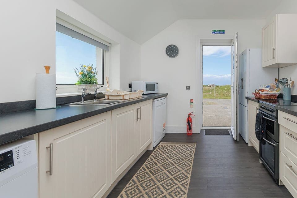 Cottage | Private kitchen | Fridge, dishwasher, electric kettle, toaster