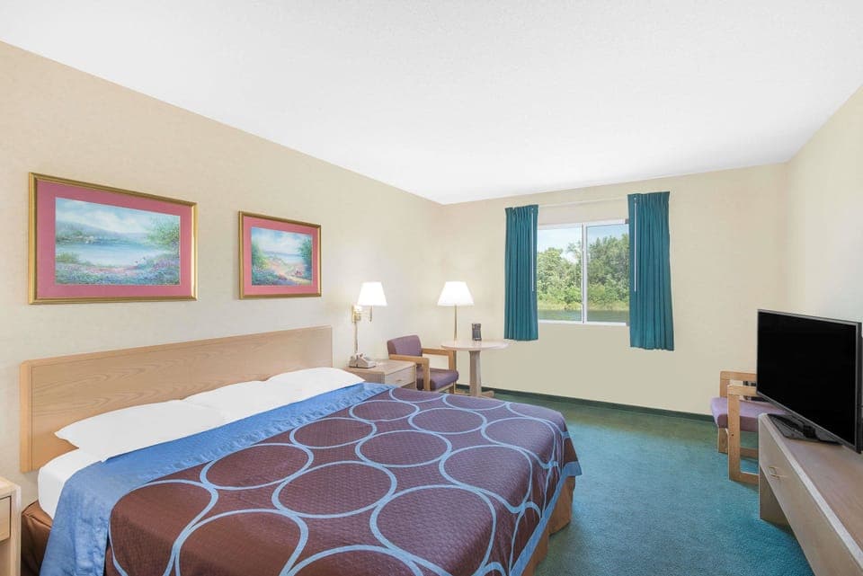 Room, 1 King Bed, Non Smoking | In-room safe, iron/ironing board, free WiFi, bed sheets