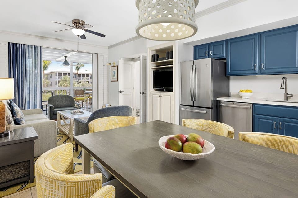 Full-size fridge, microwave, oven, stovetop