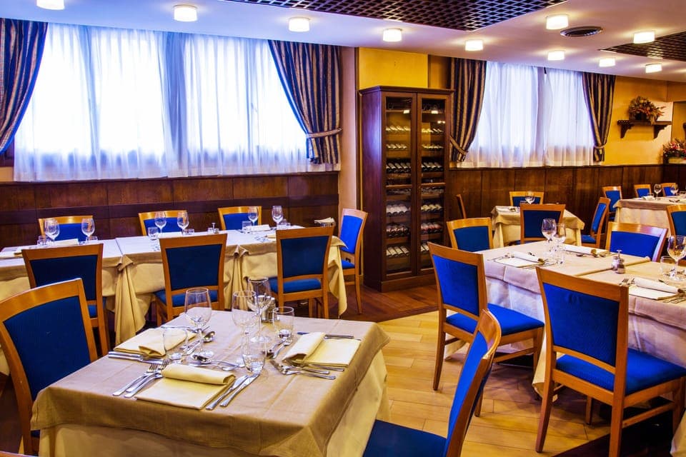 2 restaurants, breakfast served