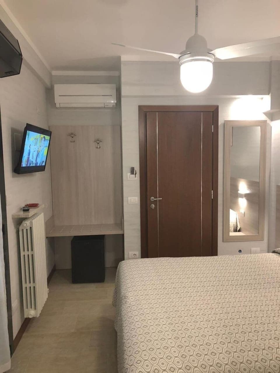 In-room safe, desk, free WiFi