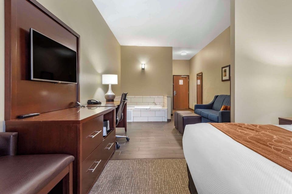 Deluxe Suite, 1 King Bed with Sofa bed, Accessible, Non Smoking | 1 bedroom, in-room safe, desk, laptop workspace