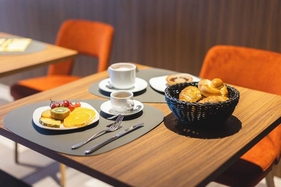 Daily buffet breakfast (CHF 25 per person)