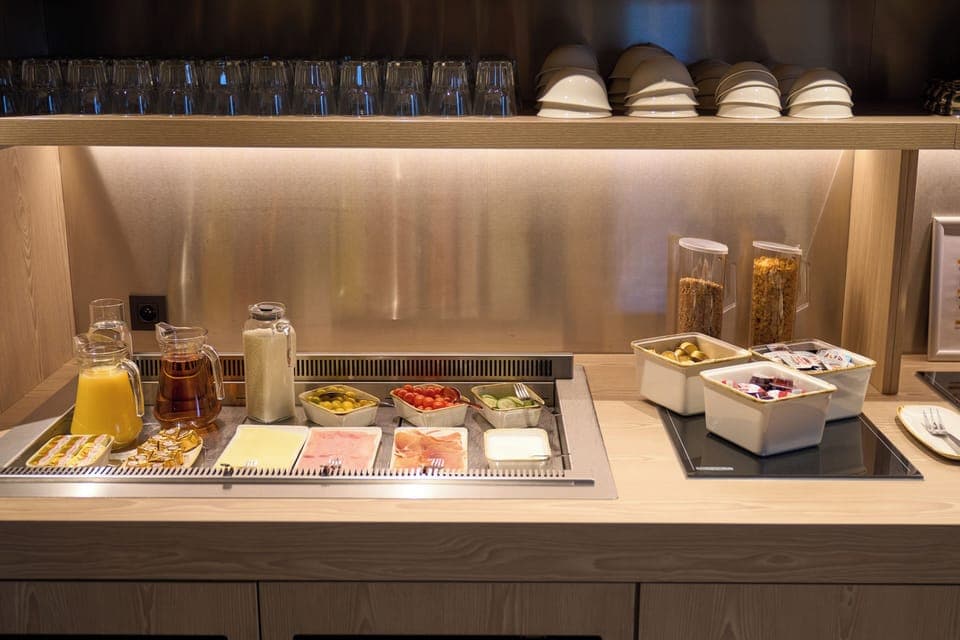 Daily continental breakfast (EUR 22 per person)