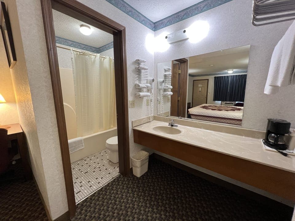 Standard Room, 1 King Bed | Desk, free WiFi, bed sheets