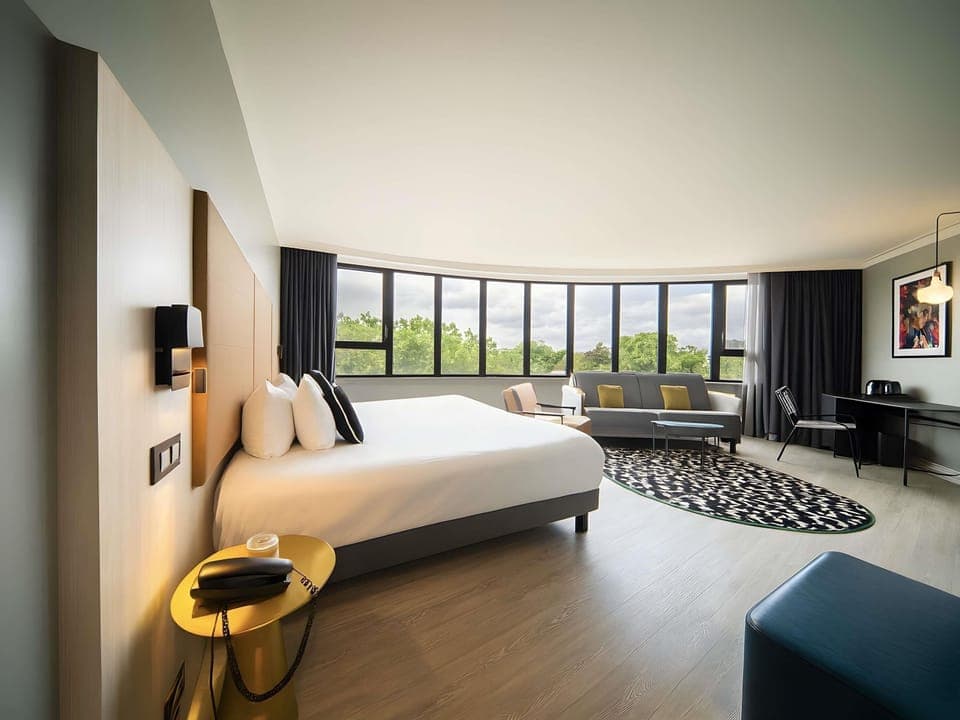 Junior Suite, 1 King Bed | In-room safe, desk, laptop workspace, soundproofing