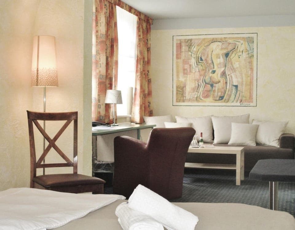 Pillowtop beds, in-room safe, desk, free cribs/infant beds