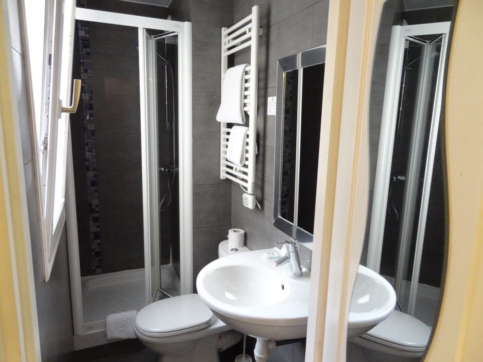 Single Room | Bathroom | Shower, eco-friendly toiletries, hair dryer, towels