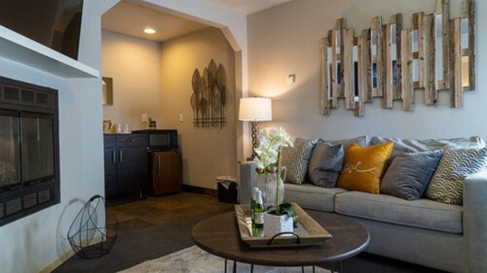 Deluxe Suite, 1 King Bed | Living area | 50-inch Smart TV with digital channels, TV, Netflix