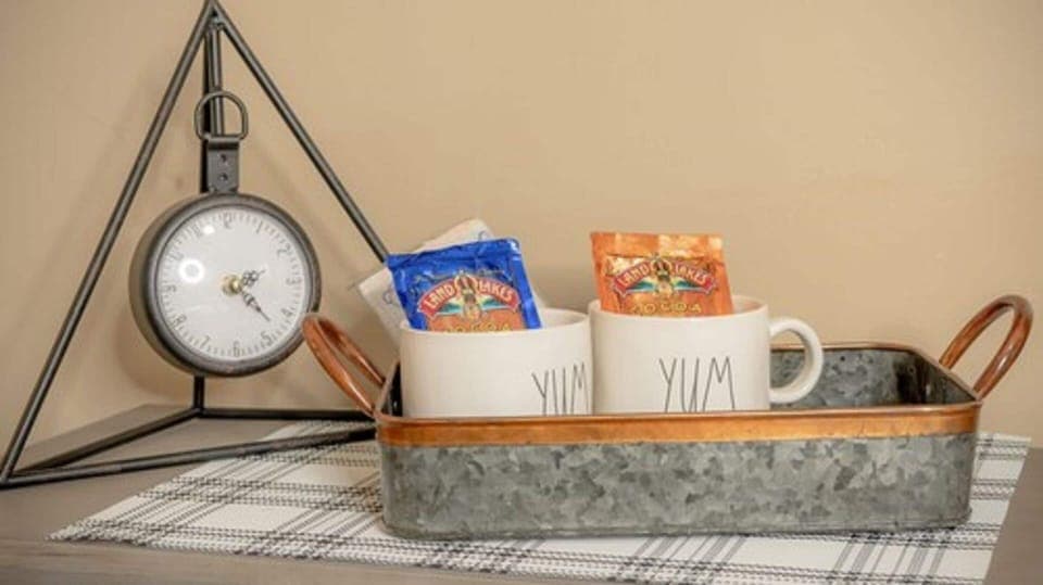 Deluxe Room, 1 Queen Bed | Living area | 50-inch Smart TV with digital channels, TV, Netflix