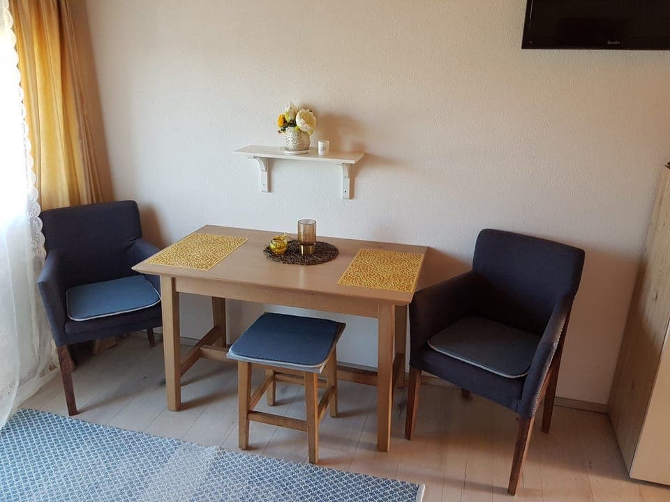 Studio (Studio Apartment with Balcony) | Living room | TV