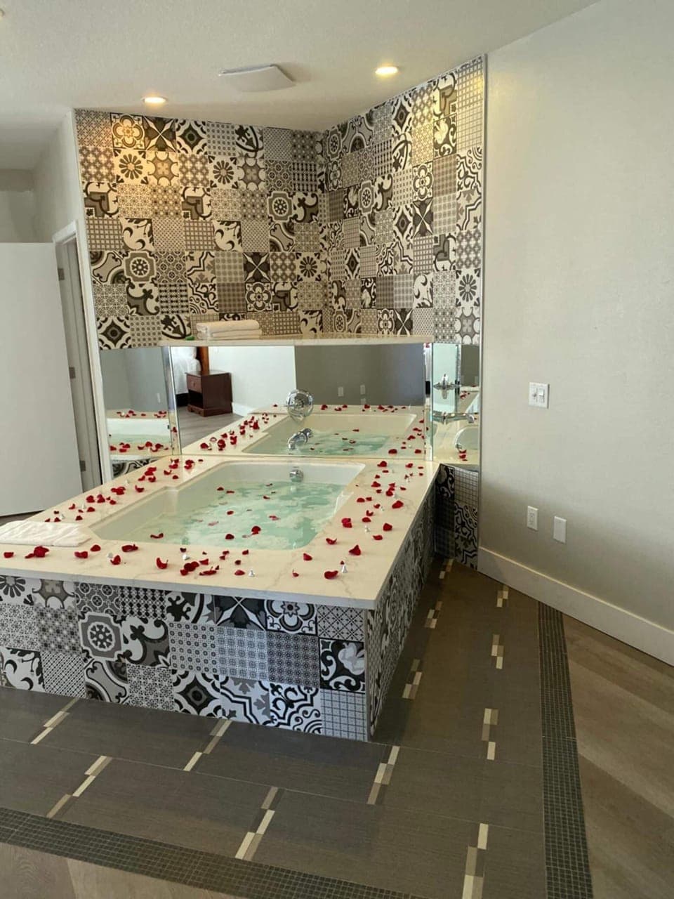 Honeymoon Room | Desk, iron/ironing board, free WiFi