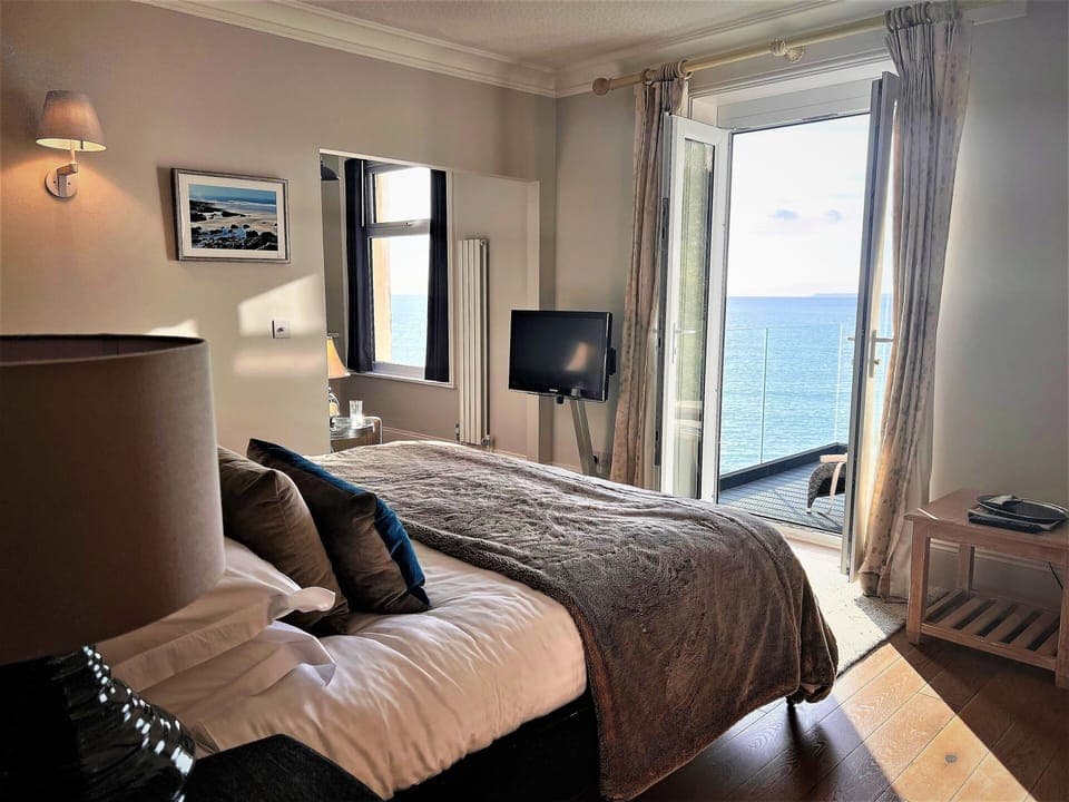 Lundy Suite with balcony | Individually decorated, individually furnished, iron/ironing board