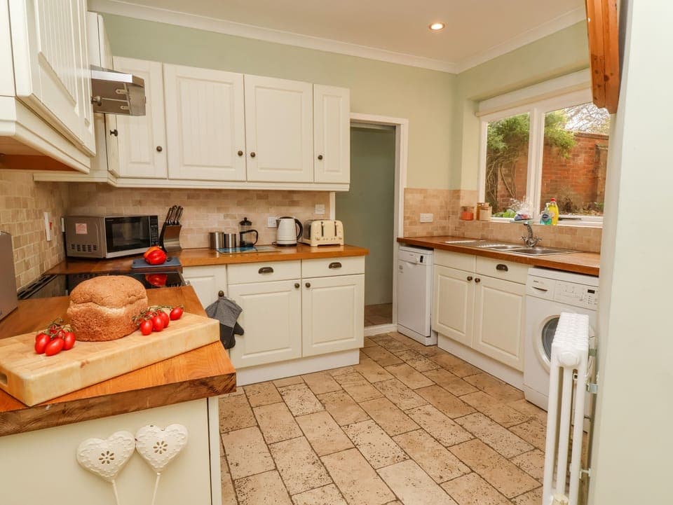 Cottage | Private kitchen | Fridge, cookware/dishes/utensils