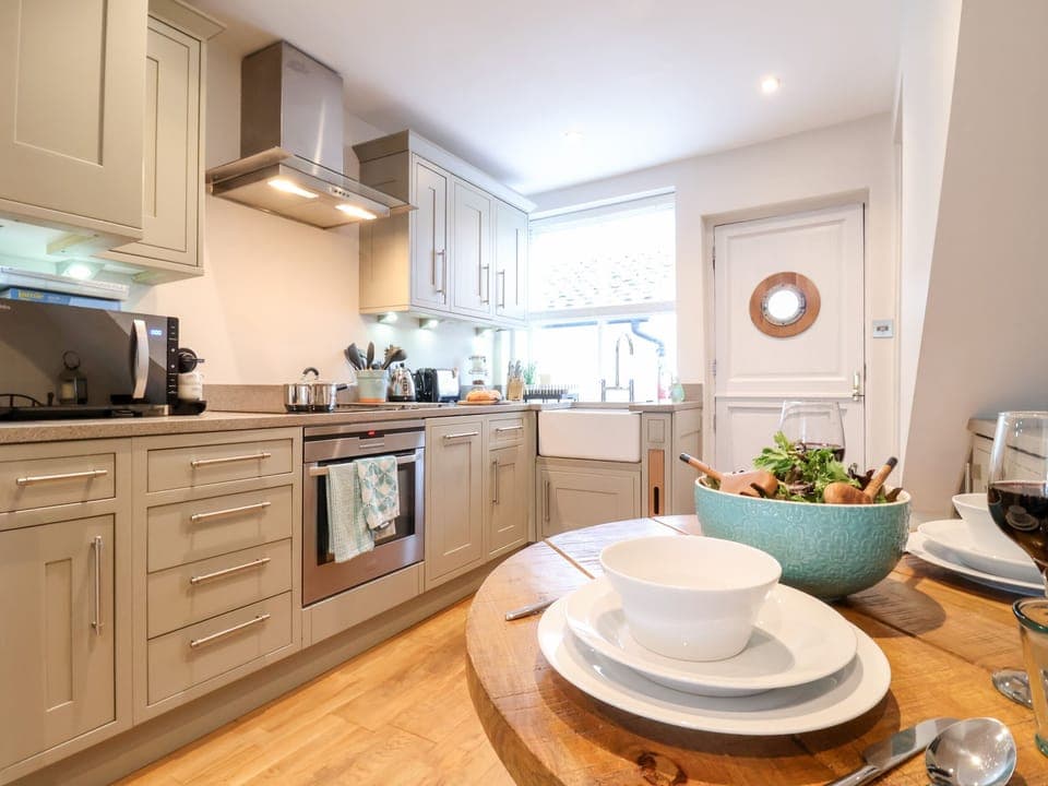 Cottage | Private kitchen | Fridge, dishwasher, cookware/dishes/utensils