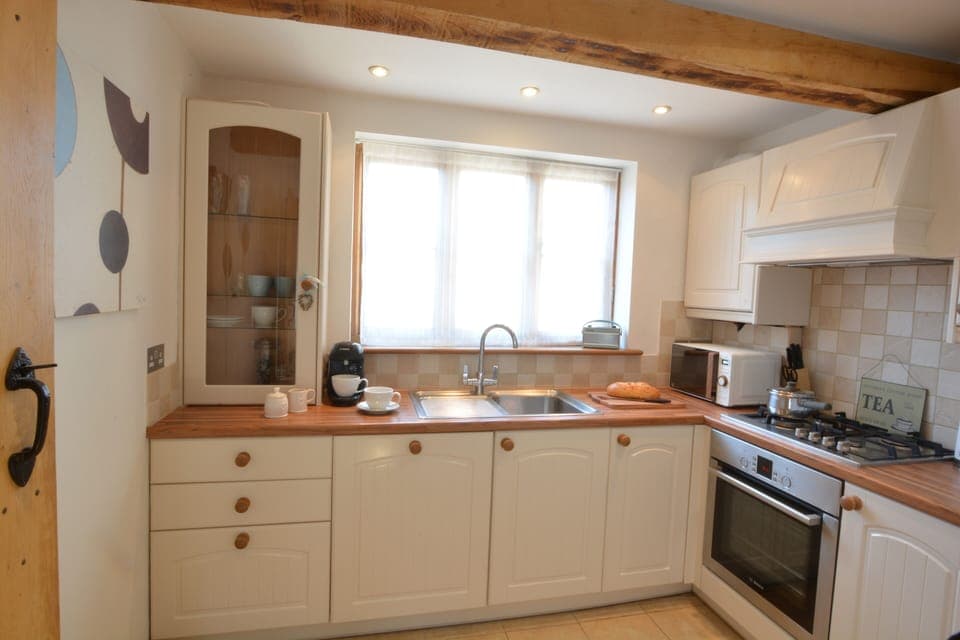 Fridge, dishwasher, cookware/dishes/utensils