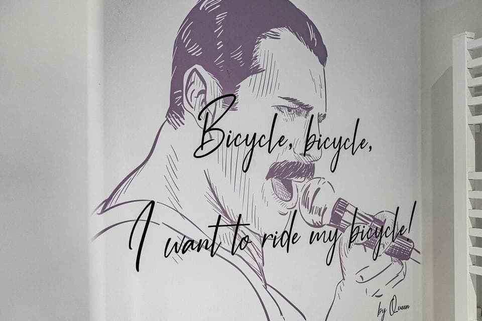 Combined shower/tub, free toiletries, hair dryer, towels