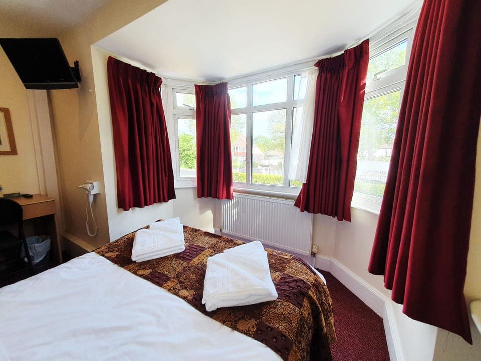 Classic Double Room | Desk, laptop workspace, blackout drapes, iron/ironing board