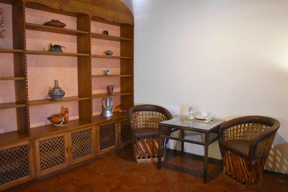 Deluxe Room, 1 King Bed, Pool View (Quetzalcoatl) | Living area