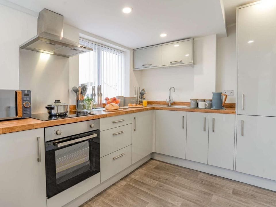 Cottage | Private kitchen | Fridge, microwave, oven, stovetop