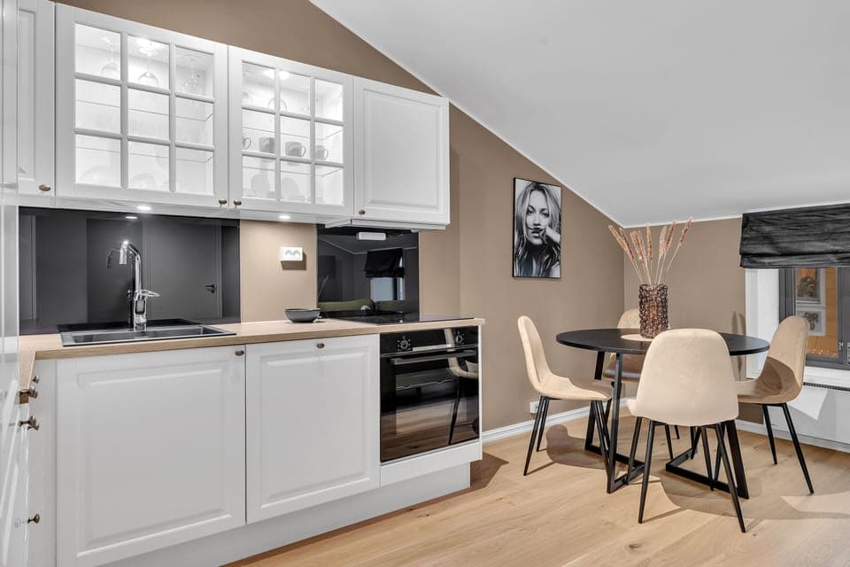 Full-size fridge, oven, stovetop, dishwasher