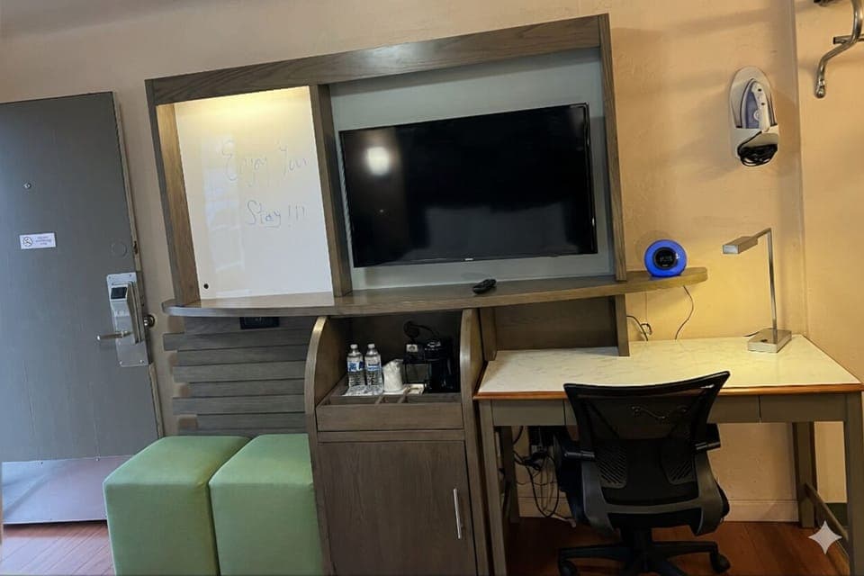 Room, 1 Queen Bed | Desk, iron/ironing board, rollaway beds, free WiFi