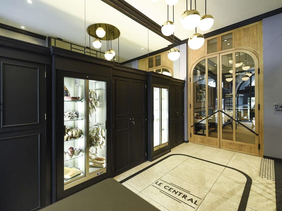 Lunch and dinner served