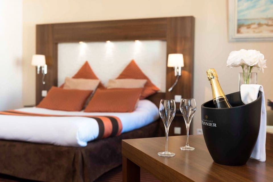 Premium Room, 1 Double Bed | In-room safe, cribs/infant beds, free WiFi, bed sheets