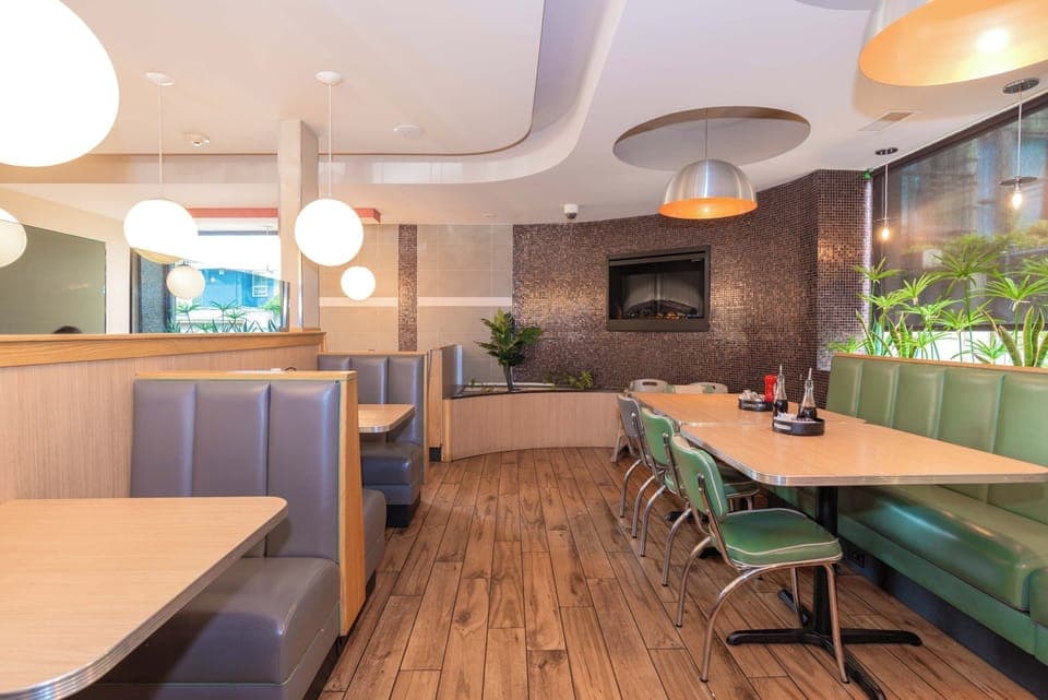 2 restaurants, breakfast, lunch, dinner served; American cuisine