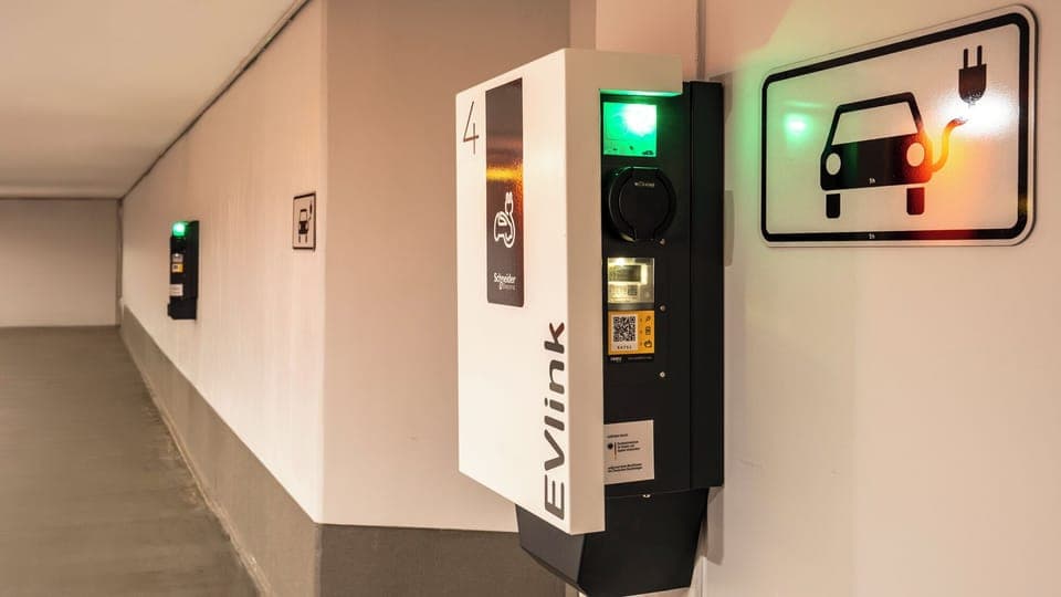 Electric vehicle charging station