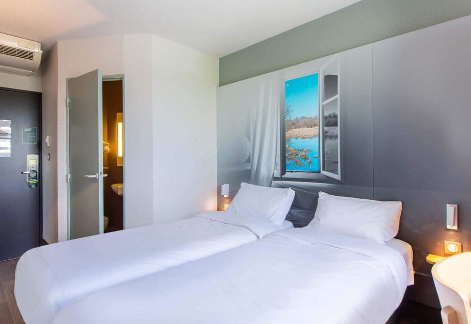 Twin Non-Smoking Room | Premium bedding, desk, soundproofing, free WiFi