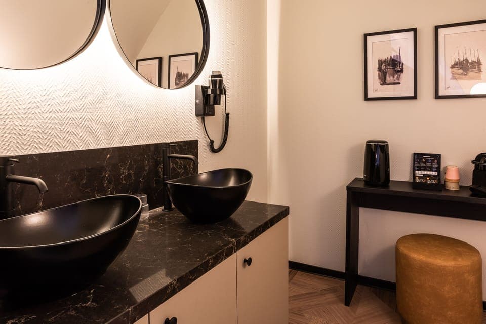 Superior Room | Bathroom | Free toiletries, hair dryer, towels
