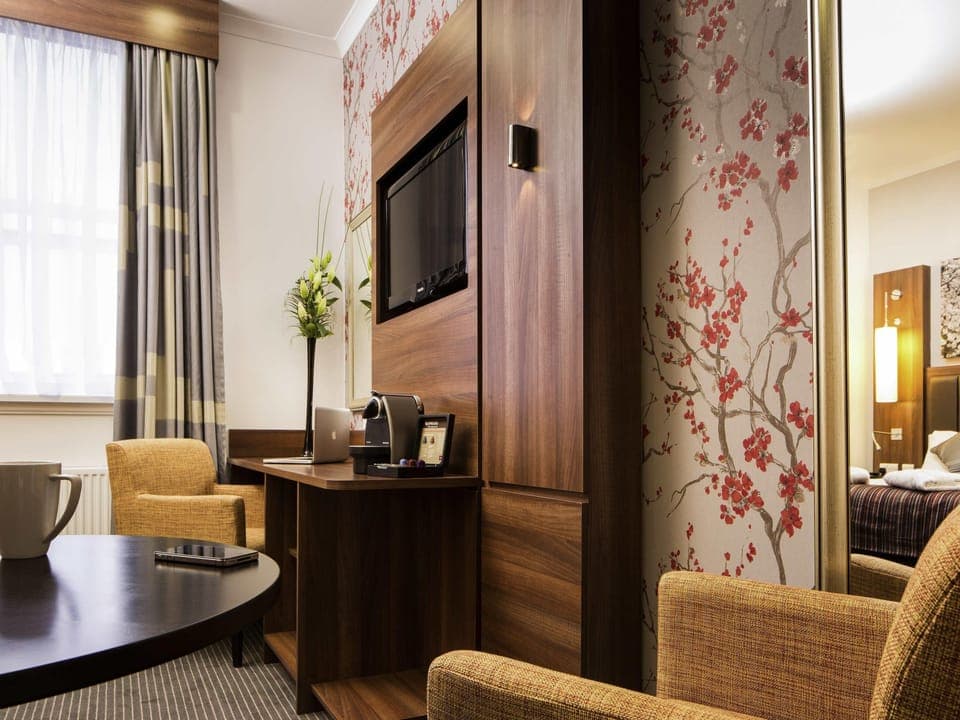 Standard Twin Room, 2 Twin Beds | Minibar, in-room safe, desk, iron/ironing board