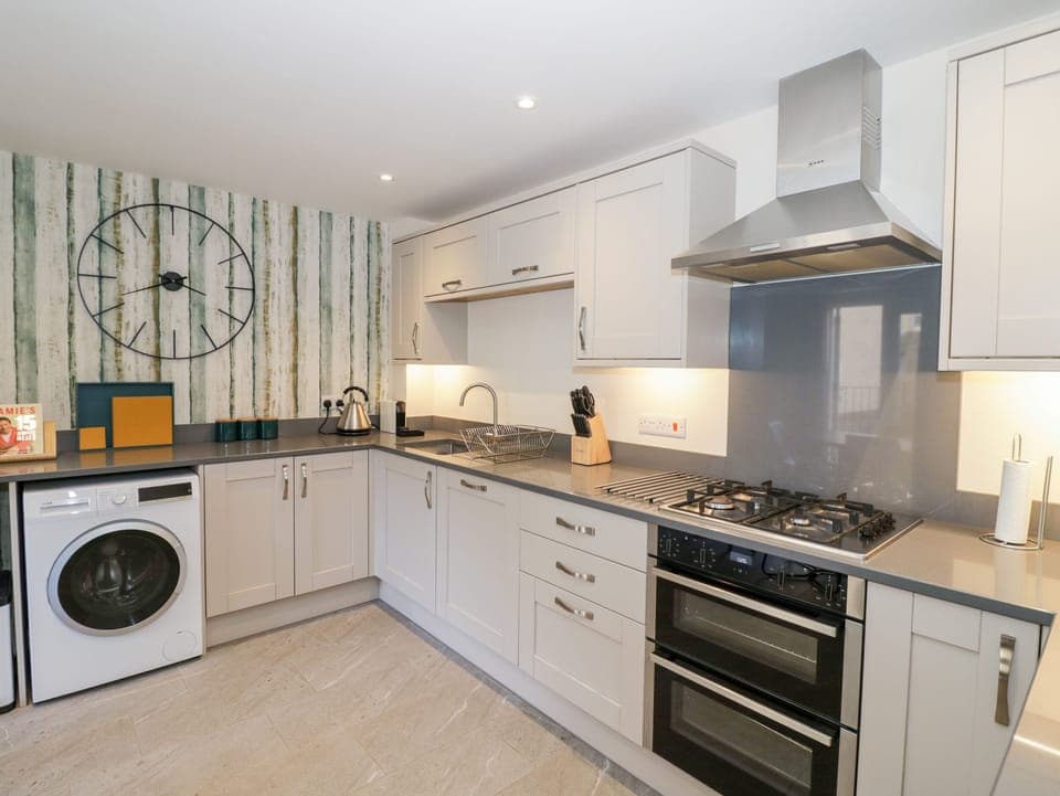 Cottage | Private kitchen | Fridge, dishwasher, cookware/dishes/utensils