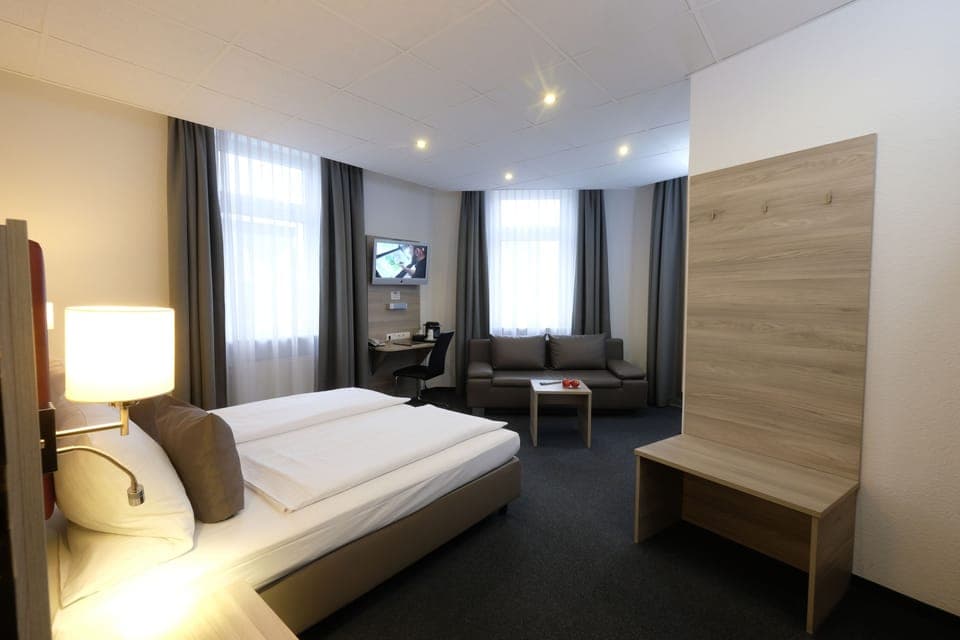 1 bedroom, hypo-allergenic bedding, in-room safe, desk