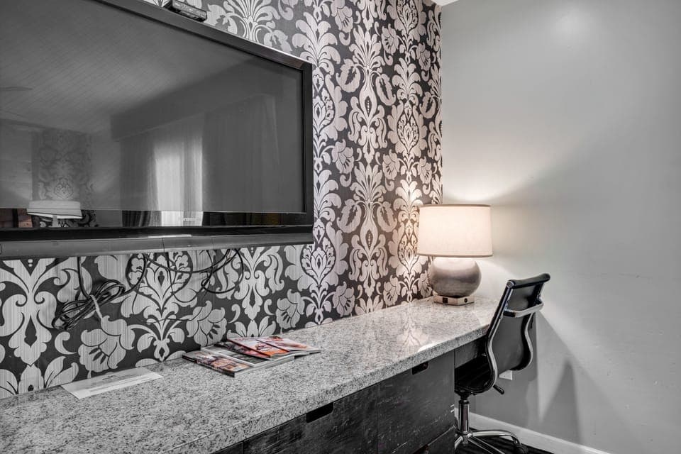 Suite, 1 King Bed, Poolside | In-room business center