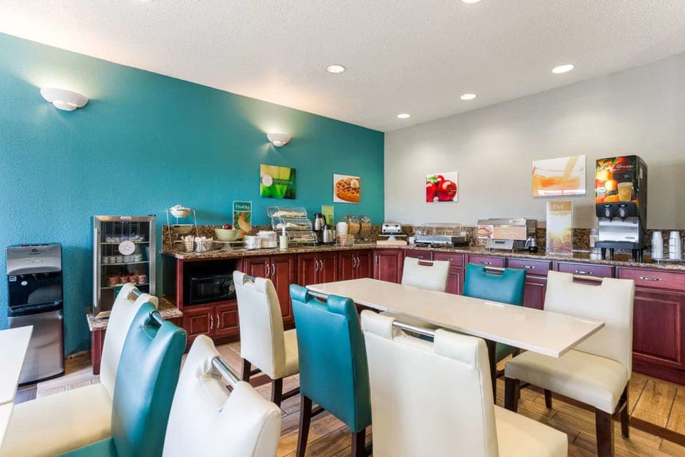 Free daily continental breakfast