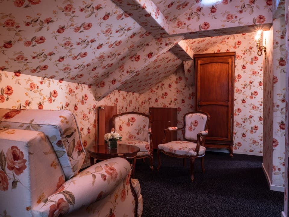 Suite (Mansardée) | Living area | Flat-screen TV