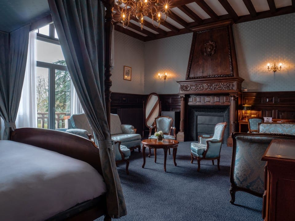 Junior Suite | Minibar, in-room safe, individually furnished, desk